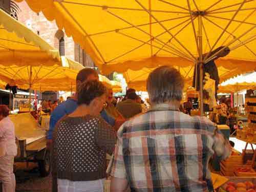 Op de markt ontmoet je mensen